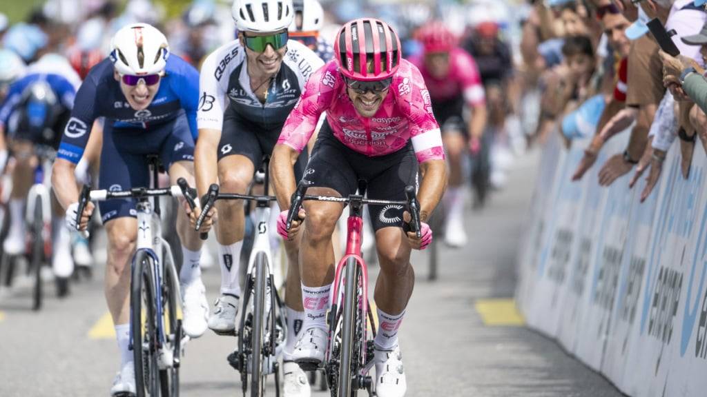 Vincenzo Albanese feiert in Schwarzsee seinen ersten Sieg auf der World Tour, Fabio Christen (Mitte) wird knapp dahinter Zweiter