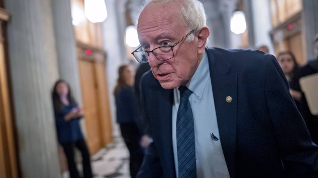 Senator Bernie Sanders geht zum Plenarsaal, als der Senat nach einem parteiübergreifenden Kompromiss über die Beendigung des längsten Regierungsstillstands in der Geschichte der USA abstimmt. Foto: J. Scott Applewhite/AP/dpa