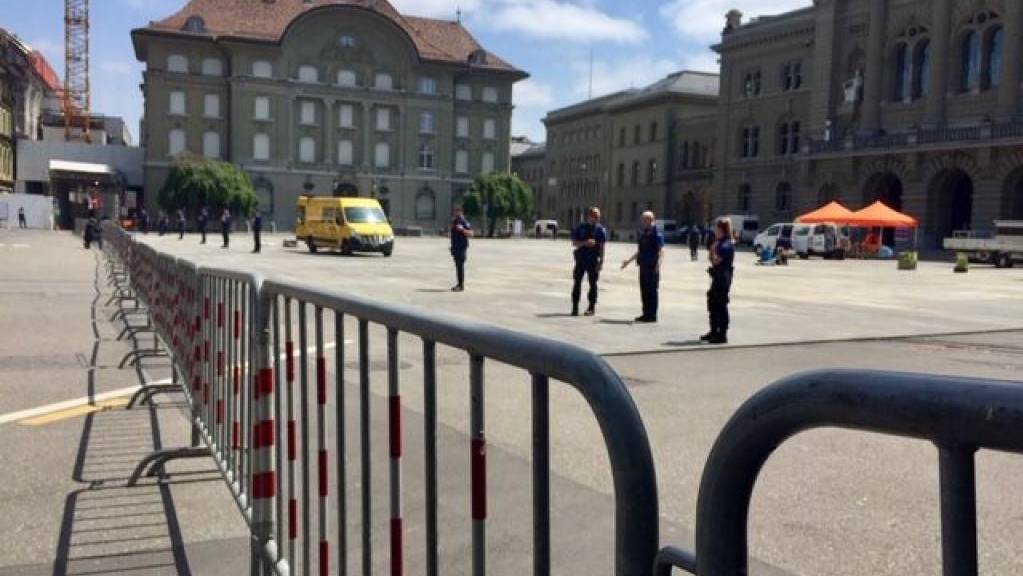 Die Polizei hat in Bern wegen einer angekündigten Demonstration gegen Corona-Massnahmen den Bundesplatz abgesperrt.