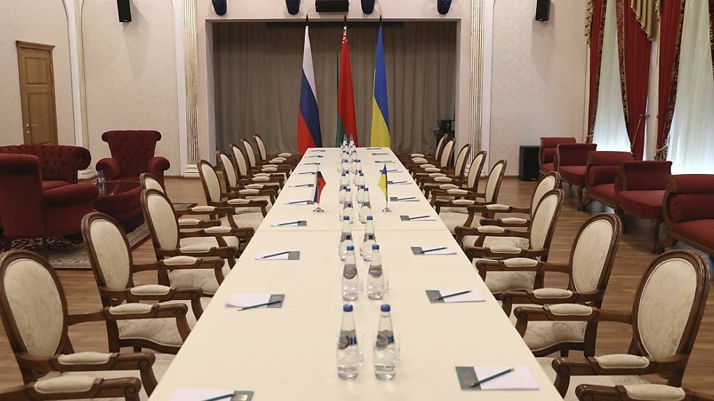 HANDOUT - Das von der belarussischen Staatsagentur BelTA via AP zur Verfügung gestellte Bild zeigt den Tisch für Gespräche zwischen russischen und ukrainischen Delegationen in einem Gästehaus in der Region Gomel. Die russische und die ukrainische Delegation sind am Montag, 28.02.2022, zu Gesprächen zusammengekommen. Das Treffen findet in der Region Gomel an den Ufern des Flusses Pripjat statt. Foto: Sergei Kholodilin/BelTA/AP/dpa - ACHTUNG: Nur zur redaktionellen Verwendung und nur mit vollständiger Nennung des vorstehenden Credits