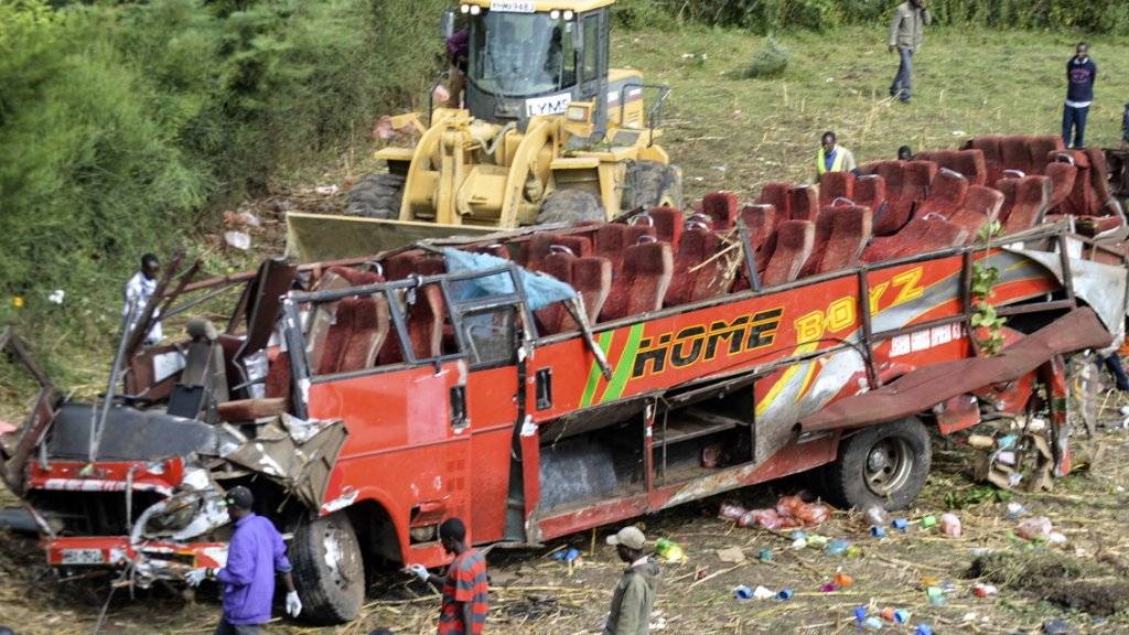 Bei einem Busunglück in Kenia sind 51 Menschen ums Leben gekommen - der Reisebus wurde beim Sturz in einen Abgrund vollständig zerstört.