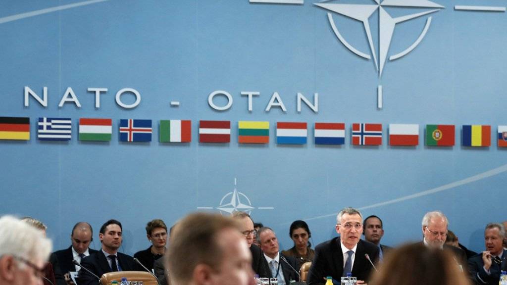 Bald dürfte bei den NATO-Treffen eine weitere Fahne hängen: Die NATO hat Montenegro offiziell eingeladen, dem Verteidigungsbündnis beizutreten.