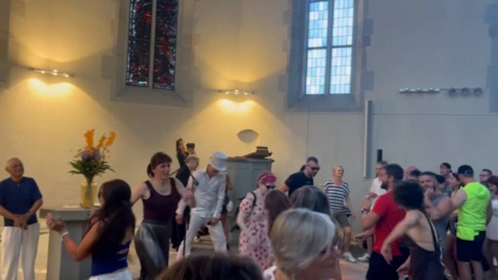 Rund 200 Personen stimmen sich am Raver-Gottesdienst auf die Street-Parade ein