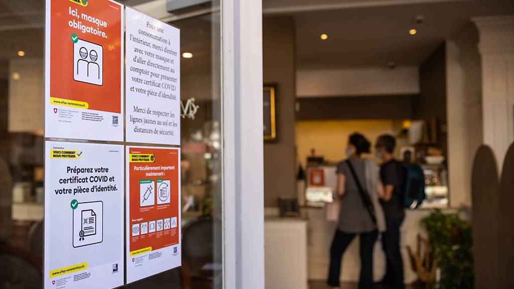 Ein Plakat informiert Gäste eines Restaurants in Genf über die geltenden Massnahmen zur Eindämmung des Coronavirus. (Themenbild)
