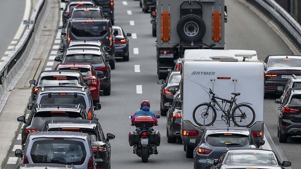 Der Gotthard-Stau am Pfinsgtsamstag ist seit vielen Jahren ein gewohntes Bild. (Archivbild)