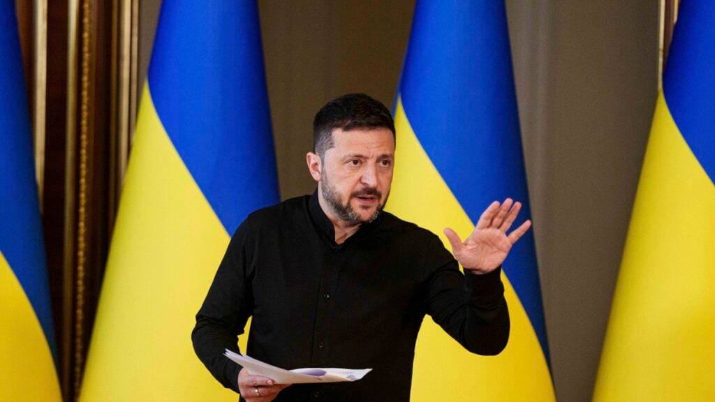 Der ukrainische Präsident, Wolodymyr Selenskyj, spricht zu Journalisten während einer Pressekonferenz. Foto: Evgeniy Maloletka/AP/dpa