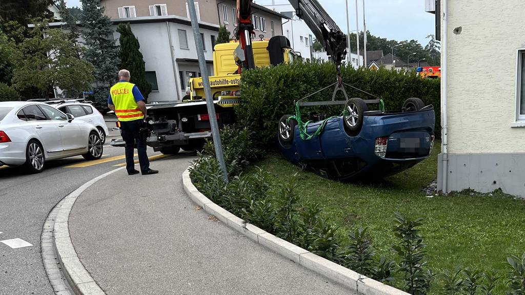 Auto überschlägt sich und landet auf Dach – 74-Jährige verletzt