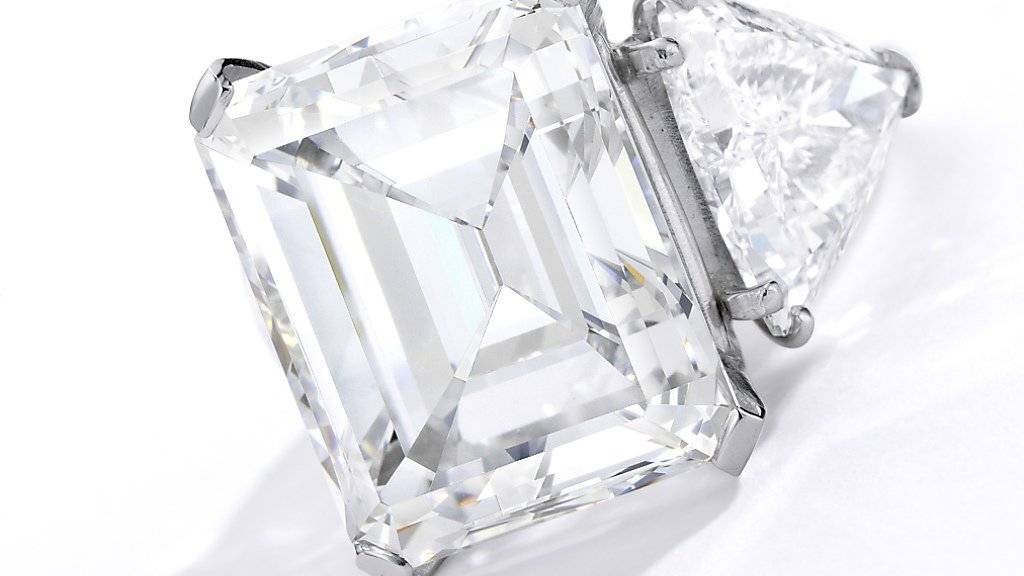Mit einem Diamant-Ring in einem Glas Champagner machte US-Entertainer Frank Sinatra seiner damaligen Freundin Barbara einst einen Heiratsantrag.  (Archivbild)