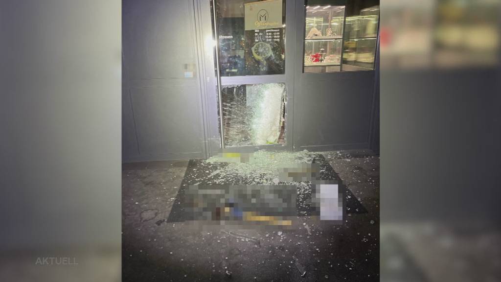 Bijouterie ausgeraubt: Diebe schlagen Glastüre von Goldschmied Maurer in Biberist ein