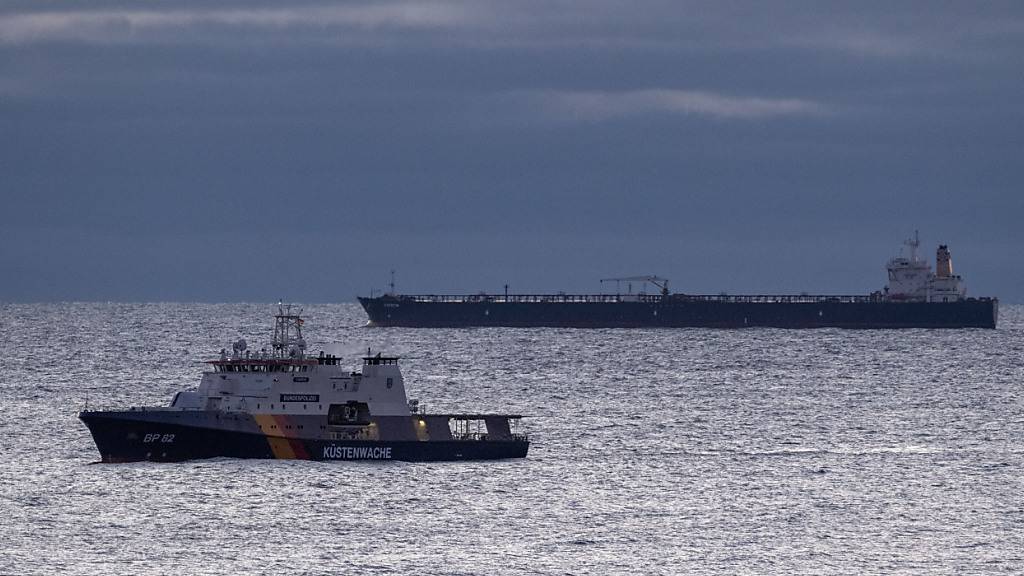 Der manövrierunfähige Tanker «Eventin» liegt zwischen Binz und Sassnitz auf der Reede Sassnitz. Vor dem  Öltanker fährt das Bundespolizeischiff BP82 «Bamberg». Foto: Stefan Sauer/dpa