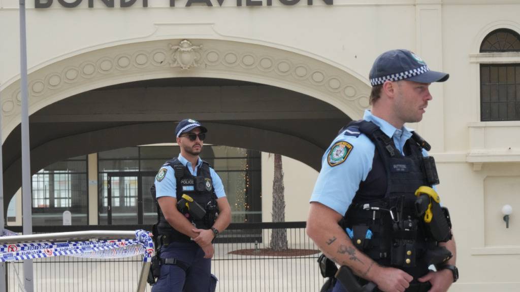 Polizeipatrouille am Bondi Beach am Morgen. Nach dem Terroranschlag auf ein jüdisches Fest in der australischen Metropole Sydney gibt die Polizei die Zahl der Toten nun mit 16 an. Foto: Mark Baker/AP/dpa