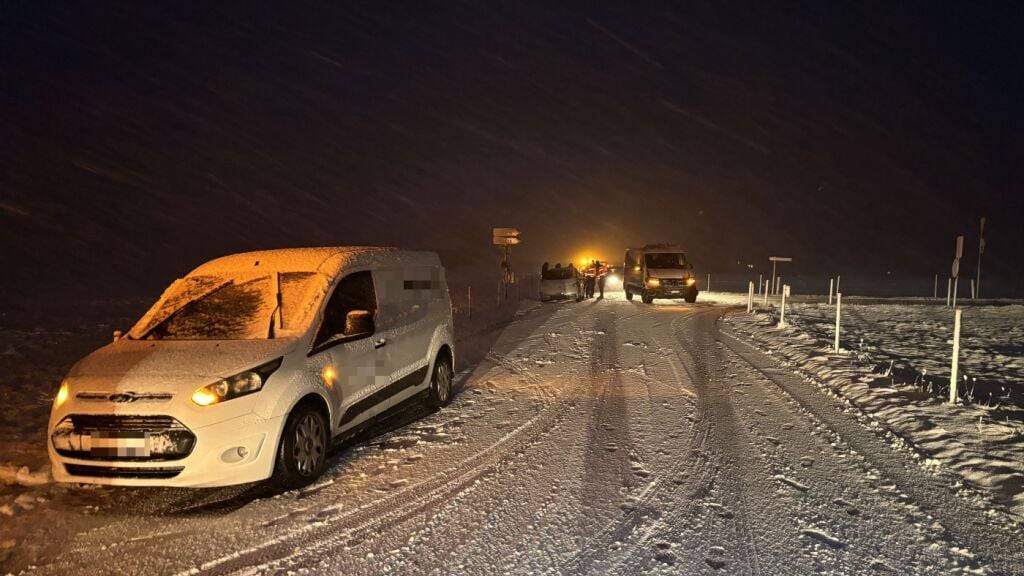 Vier beschädigte Autos nach Rutschpartie in Mollis GL