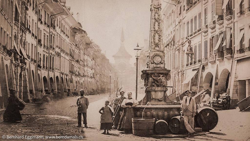 Aufnahme um 1890: Der Kreuzgassbrunnen in der Kramgasse führt noch immer frisches Wasser.