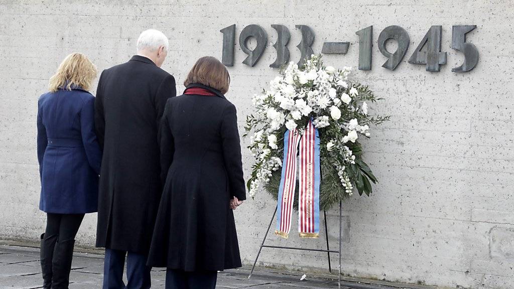 US-Vizeprädient Mike Pence hält mit seiner Frau Karen (rechts) und seiner Tochter Charlotte inne während des Besuchs der KZ-Gedenkstätte Dachau.