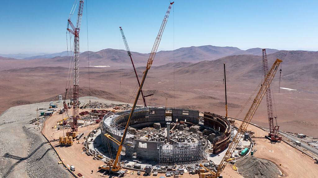 Der Bau des weltgrössten Teleskops, des Extremely Large Telescope (ELT) der ESO auf dem Gipfel des Cerro Armazones in der chilenischen Atacama-Wüste macht Fortschritte.