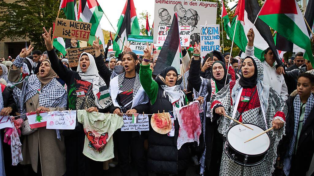 Eine propalästinensische Demonstration findet anlässlich des ersten Jahrestages des Überfalls der Hamas auf Israel auf dem Platz der Luftbrücke statt. Foto: Joerg Carstensen/dpa