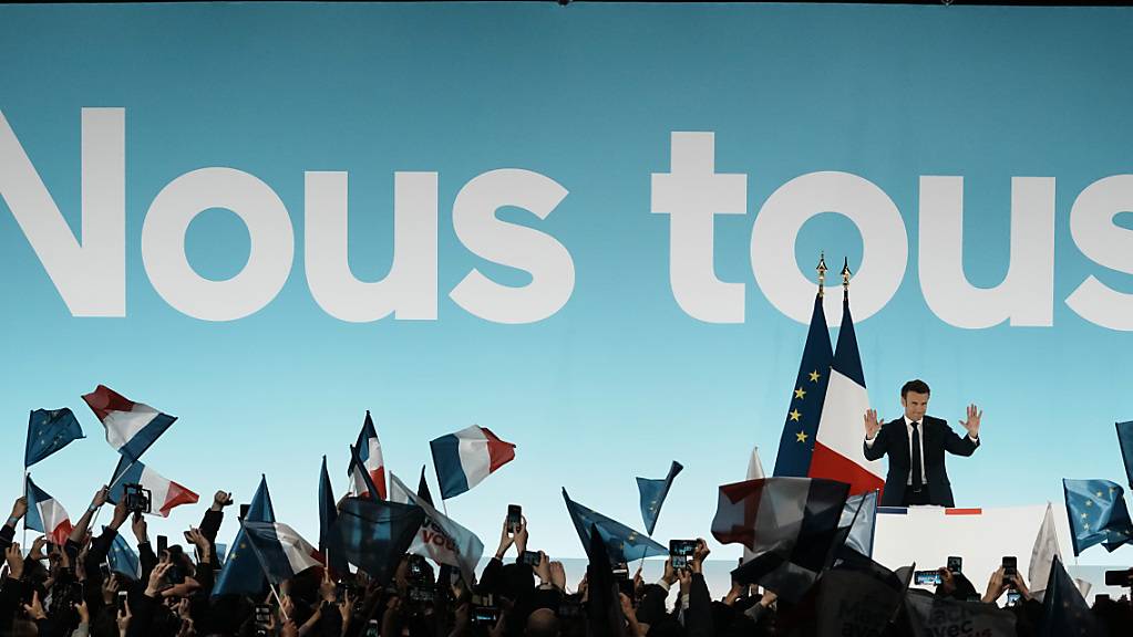 Emmanuel Macron, Präsident von Frankreich, spricht zu seinen Unterstützern nach Bekanntgabe der Wahlergebnisse. Macron muss gegen die Rechte Marine Le Pen in eine Stichwahl.