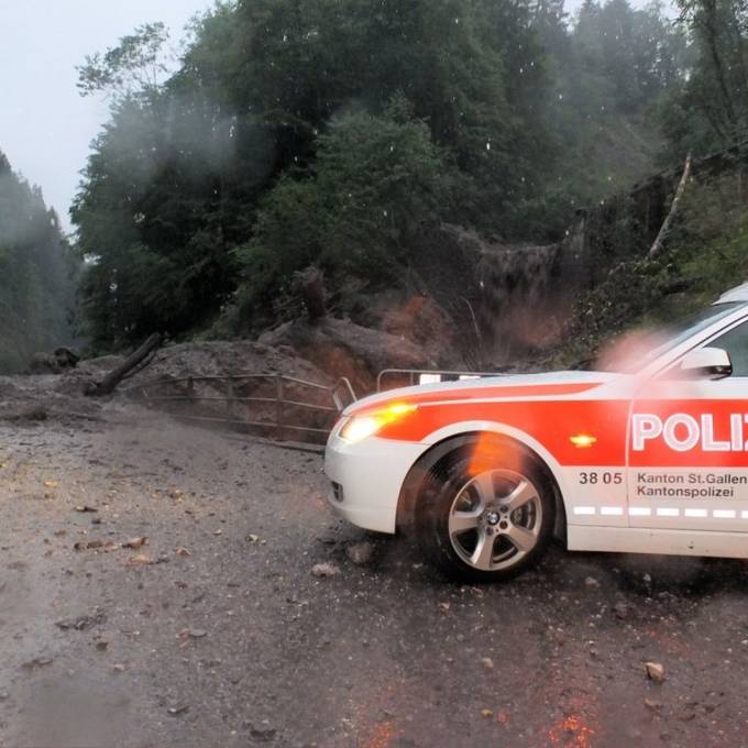 Mehrere Erdrutsche verschütten Strasse ins Weisstannental