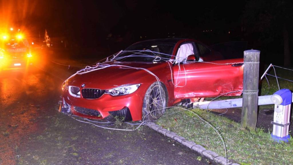 Der 37-jährigen Fahrer baute ohne gültigen Führerausweis und mit einem fremden Auto einen Selbstunfall und verursachte dabei einen Schaden von 60'000 Franken.