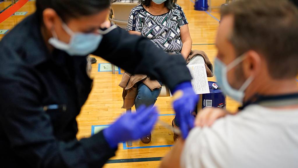 Menschen erhalten den COVID-19-Impfstoff an einer Impfstelle in Las Vegas. Foto: John Locher/AP/dpa