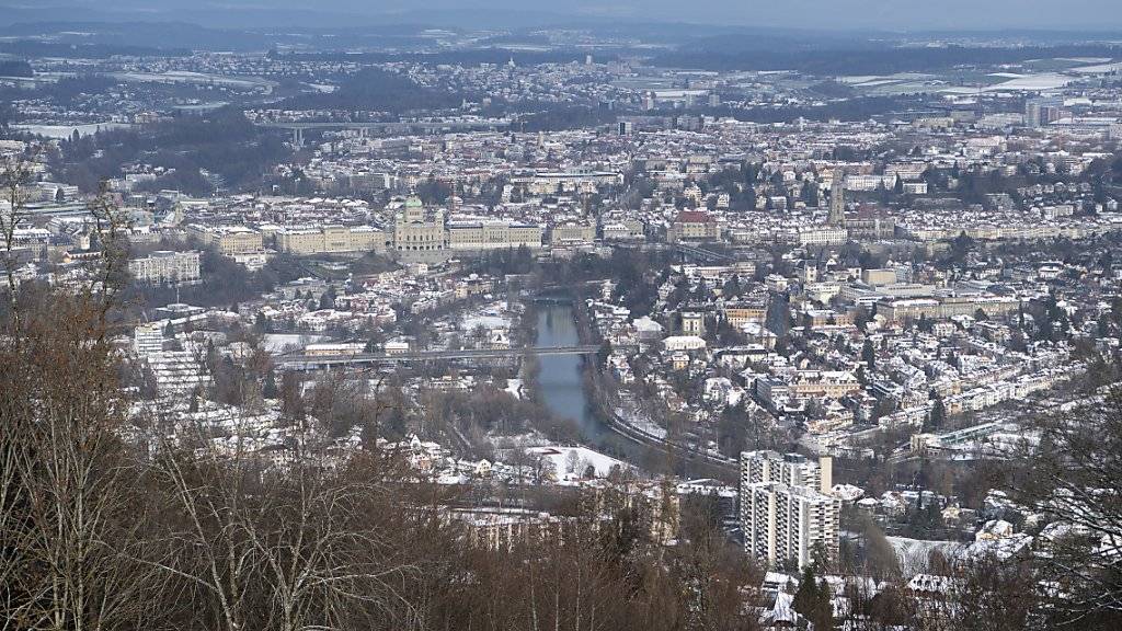 Die Stadt Bern - hier vom Berner Hausberg Gurten aus - wird Firmensitz des Nutzfahrzeug-Zulieferers Wabco Automotive. (Archivbild)