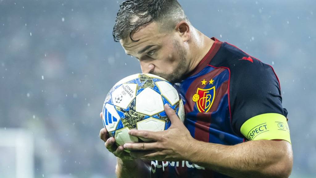 Basels Captain Xherdan Shaqiri küsst den Ball, bevor er vom Elfmeterpunkt zur 1:0-Führung trifft