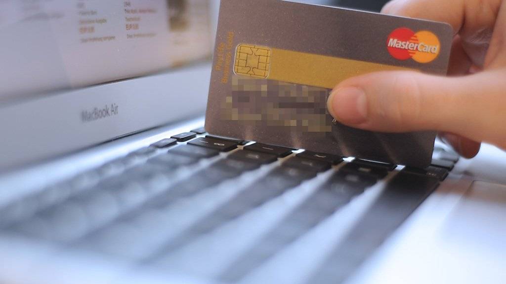 Vorsicht ist geboten, wenn man im Internet mit der Kreditkarte Ferien buchen will. Das Bundesamt für Polizei warnt vor betrügerischen Hotelbuchungsplattformen. (Symbolbild)
