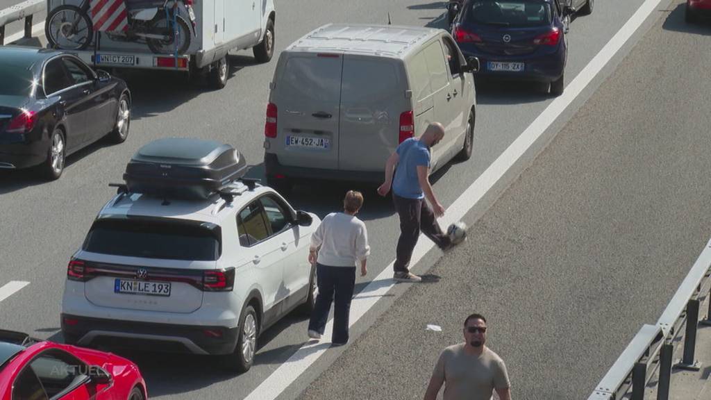 Osterstau am Gotthard: Skurrile Szenen auf und neben der Autobahn