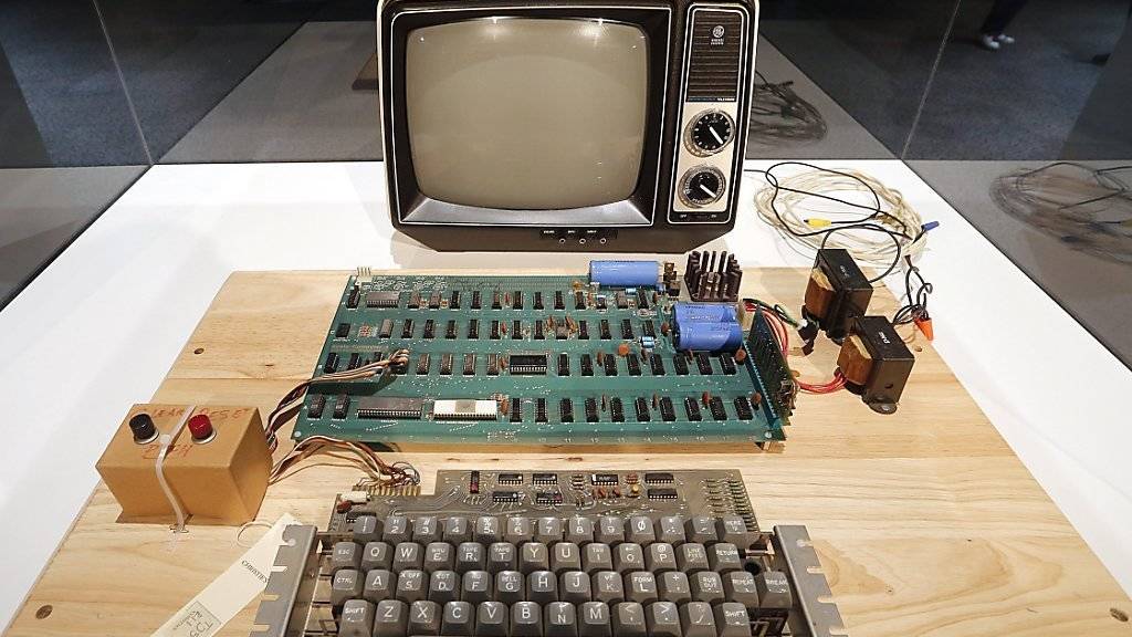 So sah der erste Apple-Computer aus: Er wurde vor 40 Jahren von Steve Wozniak entwickelt. Heute steht der Apple-1 im Computer History Museum in Mountain View (Archiv).