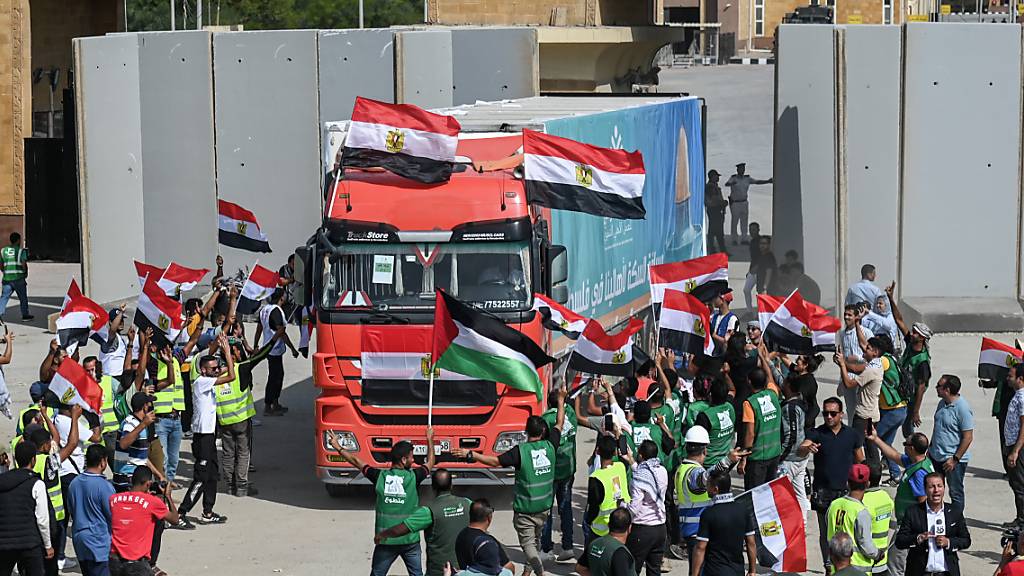 Lastwagen eines Hilfskonvois kehren auf die ägyptische Seite zurück, nachdem sie über den Grenzübergang Rafah zwischen Ägypten und dem Gazastreifen Hilfsgüter geliefert haben. Foto: Sayed Hassan/dpa