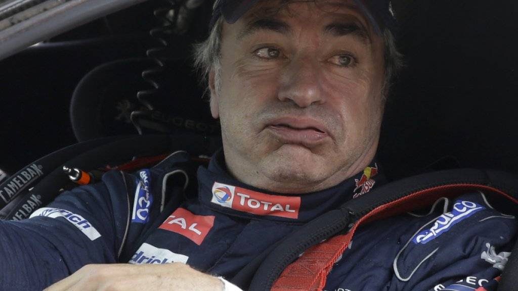 Peugeot-Fahrer Carlos Sainz schaut etwas ernüchtert aus seinem Cockpit