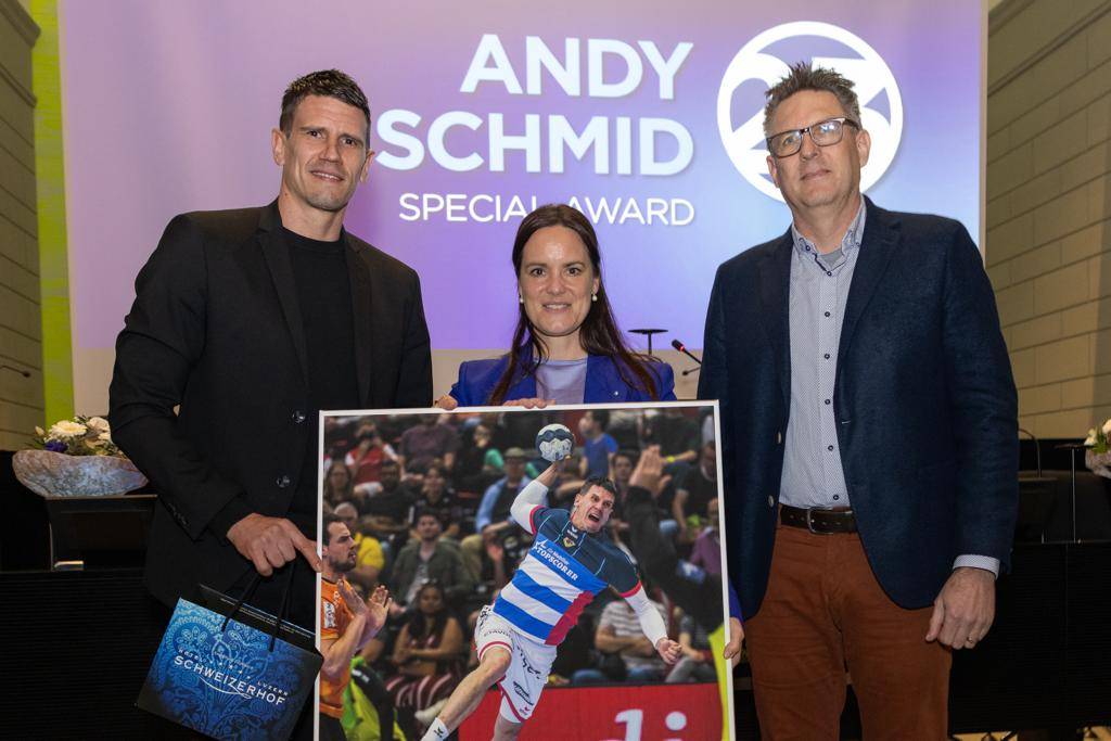Regierungsrätin Michaela Tschuor und Sportmediziner Daniel Wegmann überreichen Andy schmid den «Special Award».