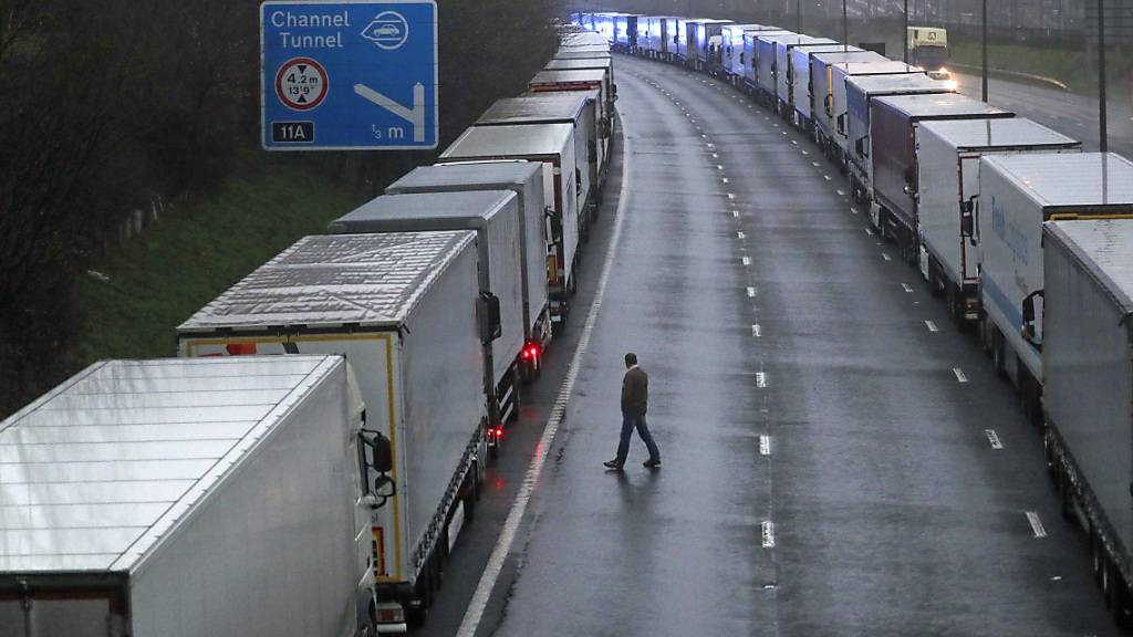 Lastwagen stehen in langen Schlangen auf der M20 in der Nähe von Folkestone in der Grafschaft Kent im Stau, nachdem der Zugang zum Eurotunnel nach der Ankündigung der französischen Regierung, in den nächsten 48 Stunden keine Passagiere aus Großbritannien zu akzeptieren, geschlossen wurde. Foto: Steve Parsons/PA Wire/dpa