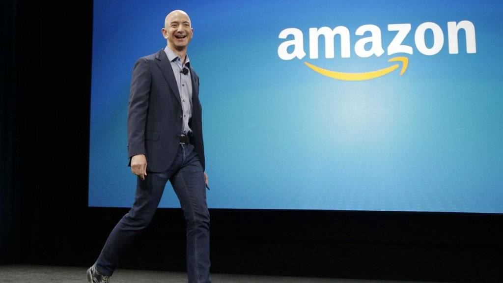 Amazon-Gründer und -Chef Jeff Bezos ist dank einem weiteren Kursanstieg bei seinem Unternehmen zum drittreichsten Amerikaner aufgestiegen. (Archivbild)