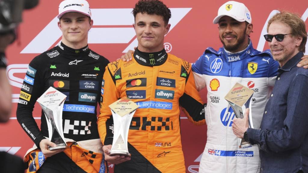 Der Brite Lando Norris (Mitte) holt sich von Startplatz 3 den Sieg im ereignisreichen Sprintrennen in Miami, Zweiter wird Oscar Piastri (links) und Dritter Lewis Hamilton (Zweiter von rechts)