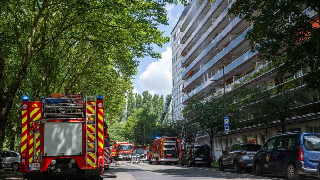 Feuerwehrleute sind am Brandort eines Wohnhauses in der August-Vermeylenlaan in Antwerpen im Einsatz. Foto: Jonas Roosens/Belga/dpa