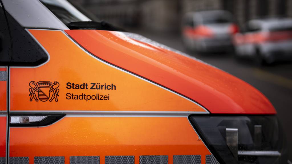 Nach einem Unfall in Zürich hat die Polizei einen jungen Mann festgenommen. Er soll ein Raserdelikt begangen haben, bei dem vier Menschen leicht verletzt wurden. (Archivbild)
