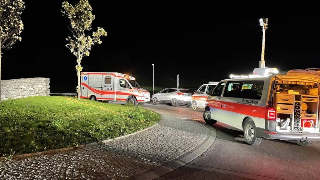 Der 18-Jährige fuhr beim Kreisel bei der Abzweigung in Richtung Felsberg über die Grünfläche und prallte anschliessend in eine Trockensteinmauer.