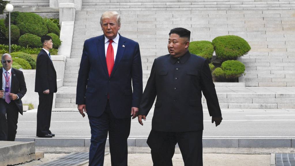 Ende Juni trafen sich US-Präsident Trump und der nordkoreanische Machthaber Kim in der entmilitarisierten Zone zwischen Nord- und Südkorea. Dabei einigten sie sich auf eine Fortsetzung der Gespräche auf Arbeitsebene. (Archivbild)