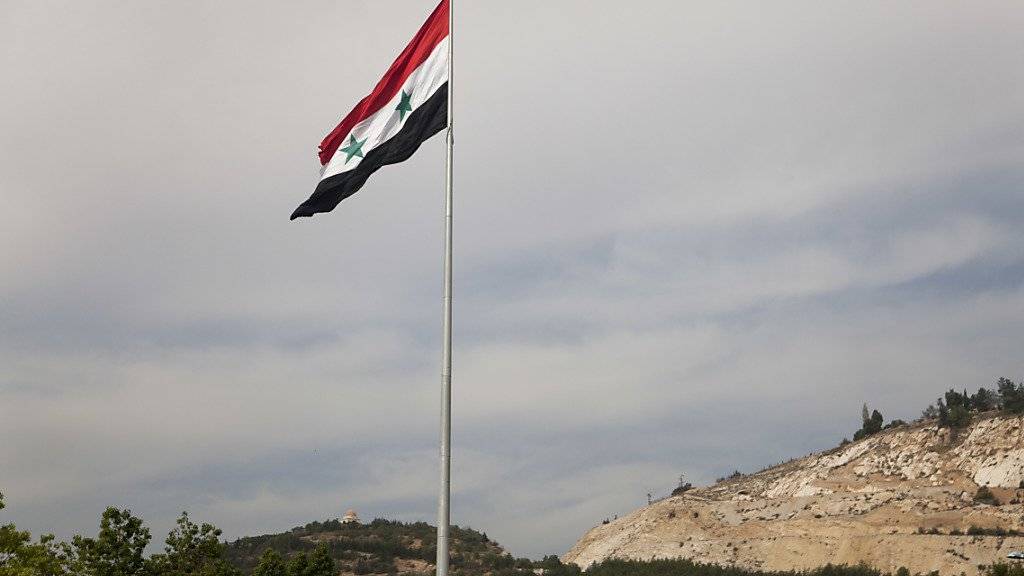 Die syrische Flagge weht über Damaskus: Der Bürgerkrieg scheint kein Ende zu nehmen. Nun scheinen die USA auf Russland zuzugehen.