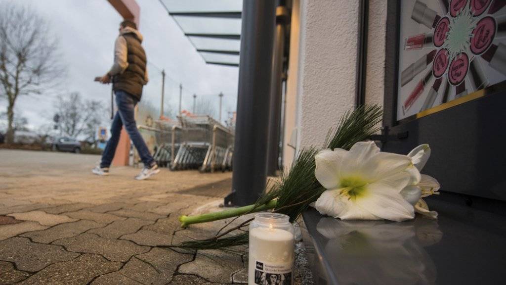 Blumen und Kerzen erinnern an die Bluttat in einem Drogeriemarkt im deutschen Kandel. Ein 15-jähriger afghanischer Flüchtling erstach seine gleichaltrige Ex-Freundin.