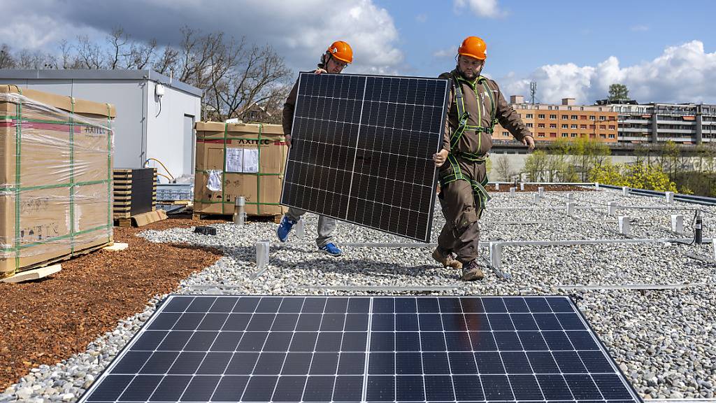 Eine Solarpflicht auf Neubauten wird im Kanton Bern sowohl von einer Initiative verlangt, wie auch von der Regierung und der zuständigen parlamentarischen Kommission unterstützt. (Symbolbild)