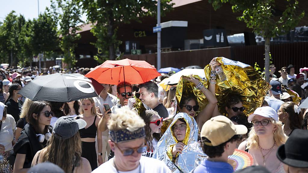 Kurz vor Türöffnung wurde es vor dem Stadion Letzigrund in Zürich richtig voll. Die «Swifties» trotzten der Hitze und standen stundenlang an.