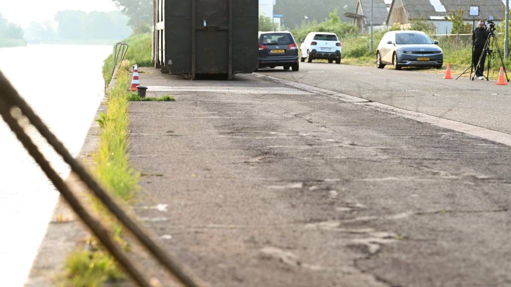 Pressevertreter stehen am Pier des Hafens, wo ein Auto nach der Bergung aus dem Hafenbecken zunächst abgestellt und abtransportiert wurde. Bei der Suche nach den beiden vermissten Kindern im Nordosten der Niederlande hat die Polizei ein Auto mit mehreren Leichen gefunden. Foto: Lars Penning/dpa