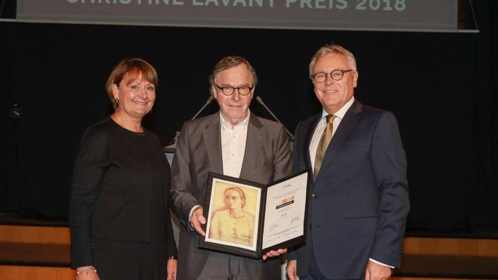 Der Aargauer Schriftsteller Klaus Merz (Mitte) ist am Sonntag im Wiener Radiokulturhaus mit dem mit 15'000 Euro dotierten  Christine Lavant Preis ausgezeichnet worden.