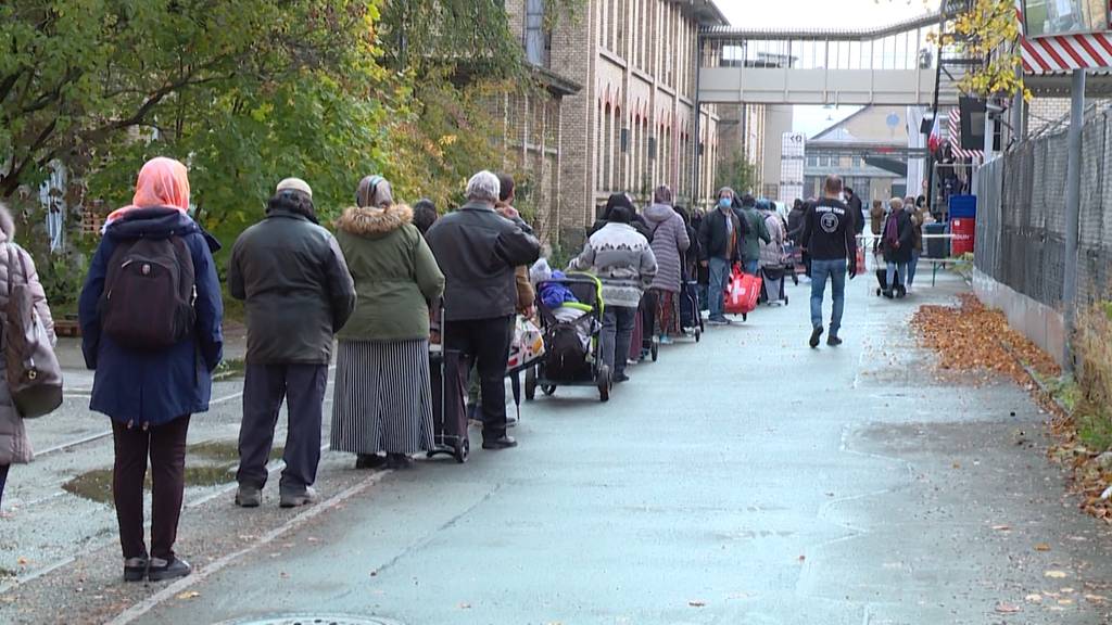 Corona-Armut: Schlangen vor Essensausgaben werden immer länger