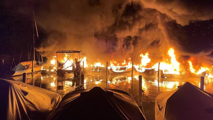 Grossbrand zerstört 10 Schiffe in Segelhafen