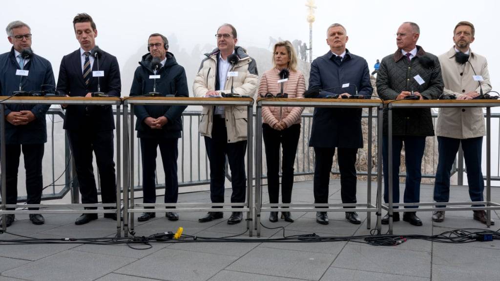 Magnus Brunner (l-r), EU-Kommissar für Inneres und Migration, Kaare Dybvad, Minister für Ausländer und Integration von Dänemark, Bruno Retailleau, Innenminister von Frankreich, Alexander Dobrindt (CSU), Bundesinnenminister, Daniela Ludwig, Parlamentarische Staatssekretärin in Innenministerium, Tomasz Siemoniak, Innenminister von Polen, Gerhard Karner, Innenminister von Österreich, und Vit Rakusan, Innenminister von Tschechien, nehmen nach einem europäischen Ministertreffen zur Migrationspolitik auf der Zugspitze an einer Pressekonferenz teil. Foto: Sven Hoppe/dpa