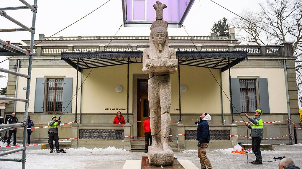 Alles Gute kommt von oben: Die 5,4 Meter hohe Hapi-Statue erwartet ihre Schutzhülle. Die Statue steht im Garten des Rietberg-Museums in Zürich und weist auf die Ausstellung «Osiris - Das versunkene Geheimnis Ägyptens» hin.
