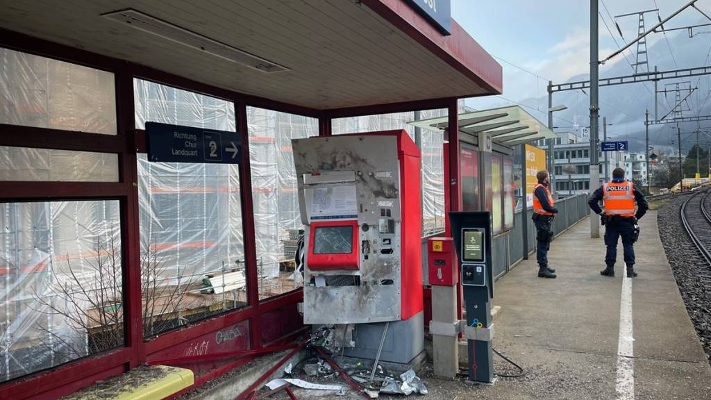 Der Billettautomat und der Unterstand der Haltestelle Chur West nach der Sprengung.